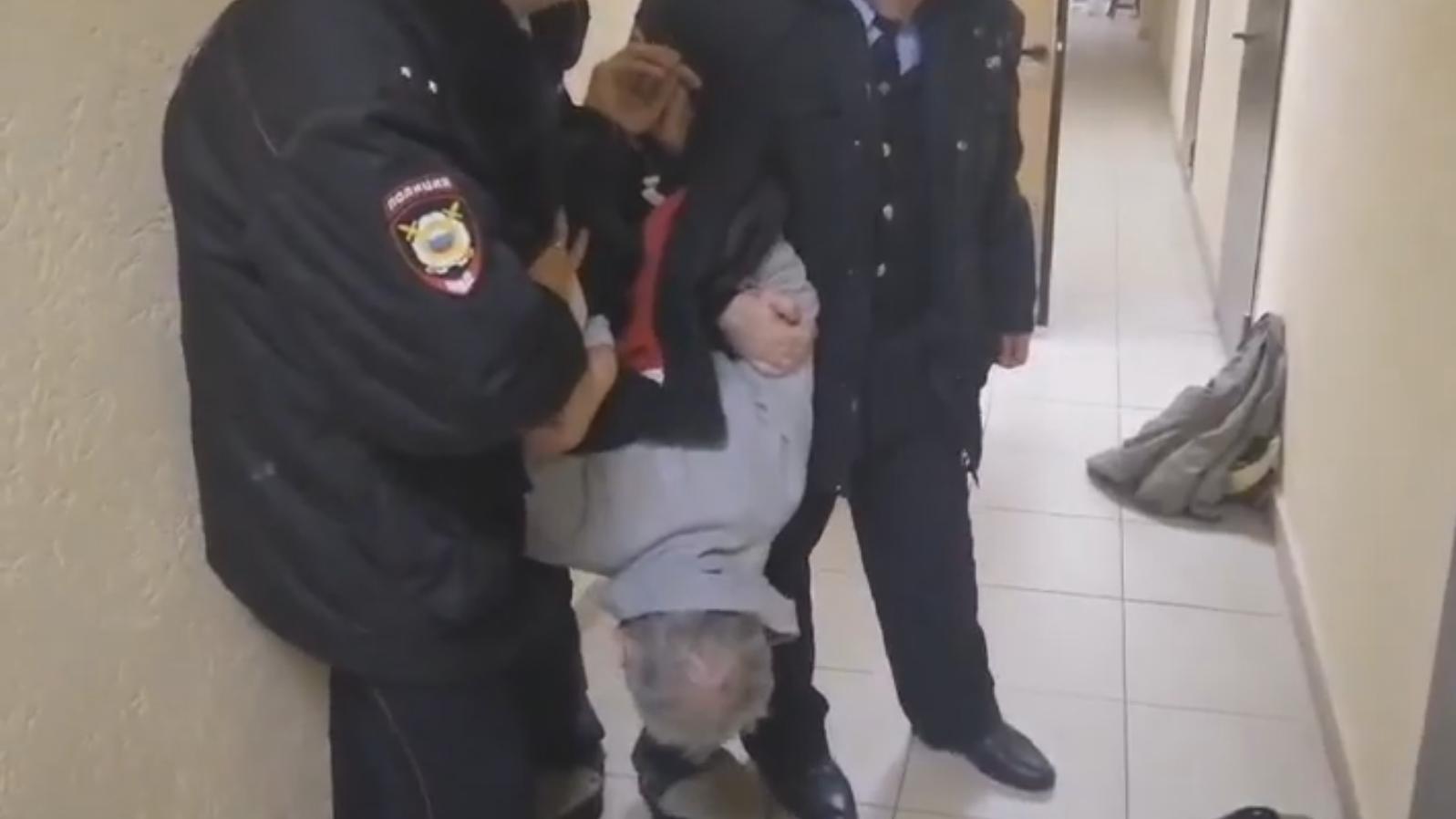 Мамочка-полицейская сковав руки пасынка наручниками отучает его от онанизма